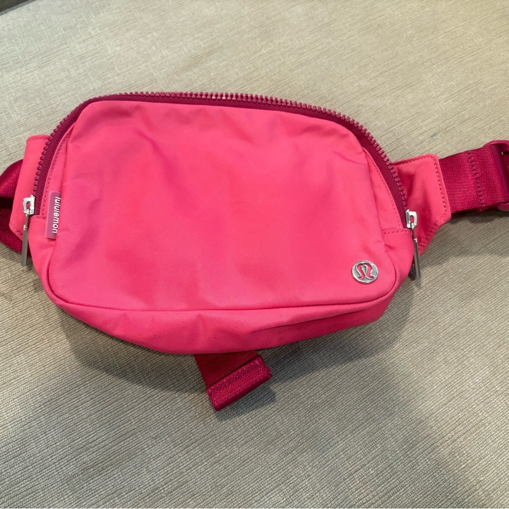 Lululemon raspberry  Belt Bag 2L